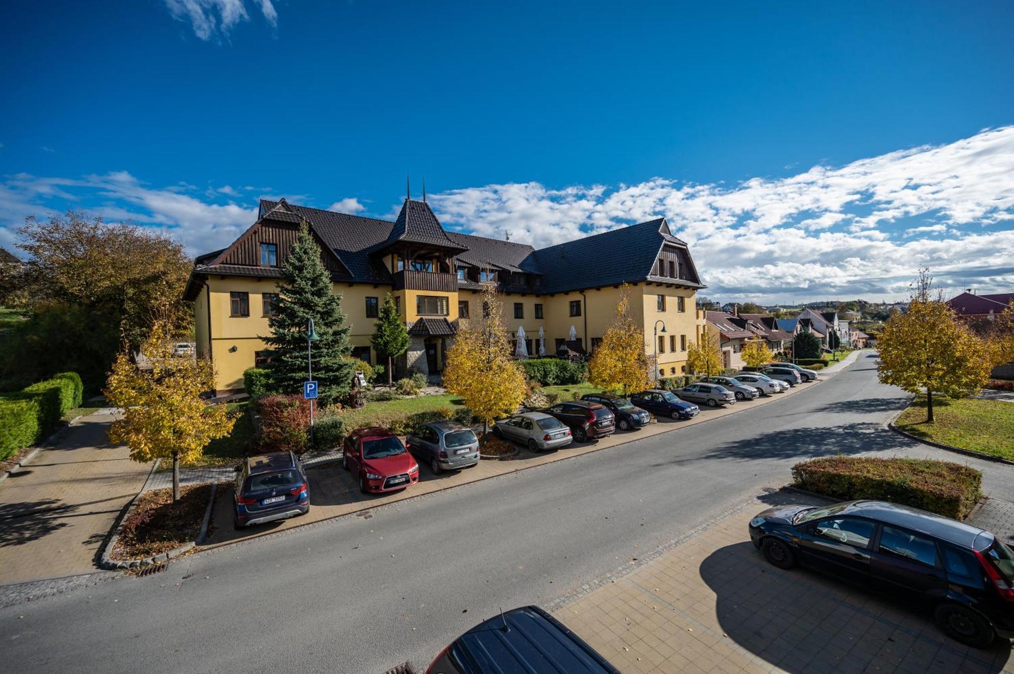 Valašský Hotel a Pivní lázně OGAR Luhačovice Esterno foto